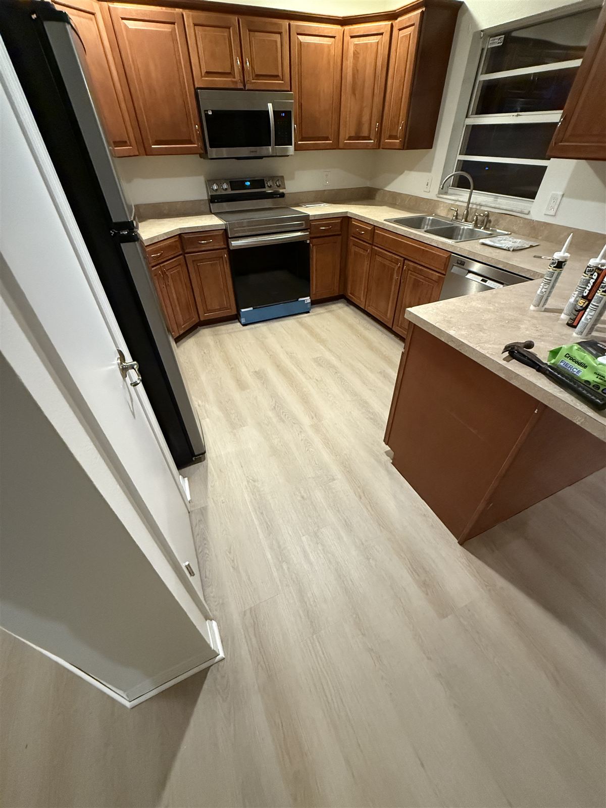 Kitchen remodel with luxury vinyl flooring by 3DCON LLC
